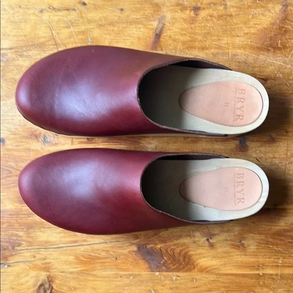 New in box Bryr Bean clogs in burgundy. Size 11 (41). - Picture 2 of 6